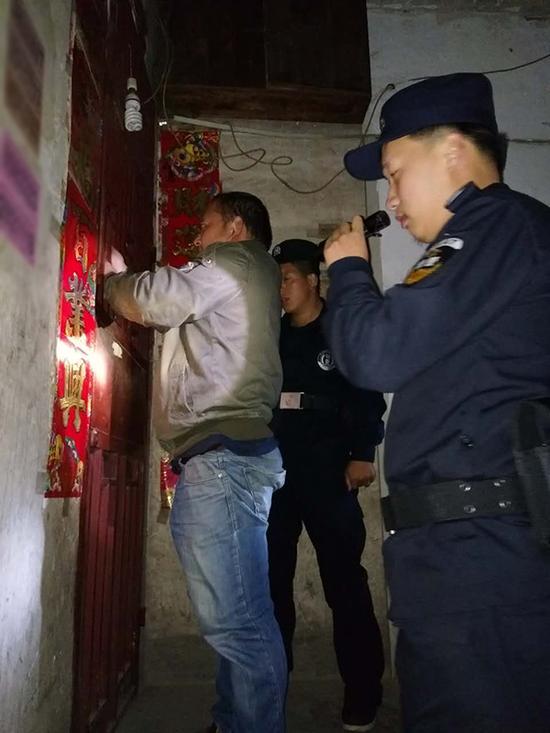 滁州粗心妈妈误将幼女锁家中 民警全城寻开锁师傅开门